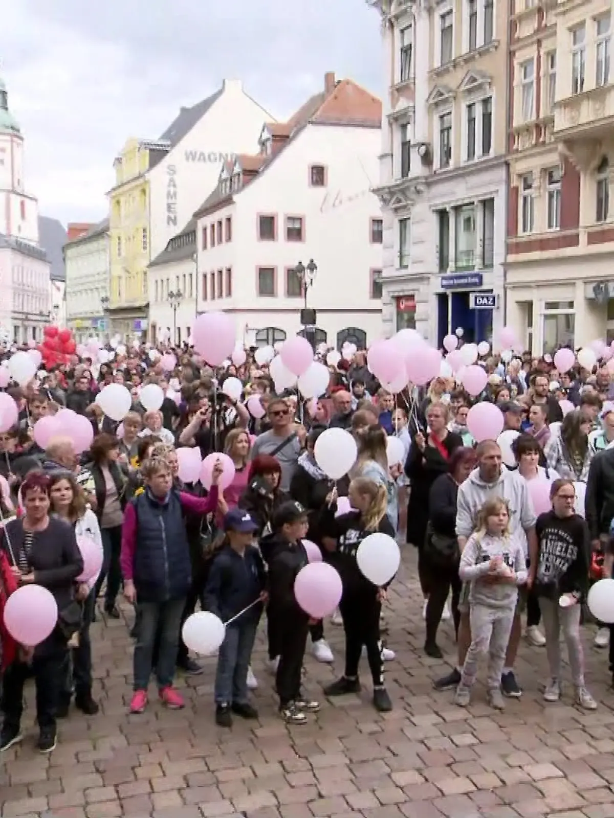 Eine Gedenkfeier mit vielen Menschen. 