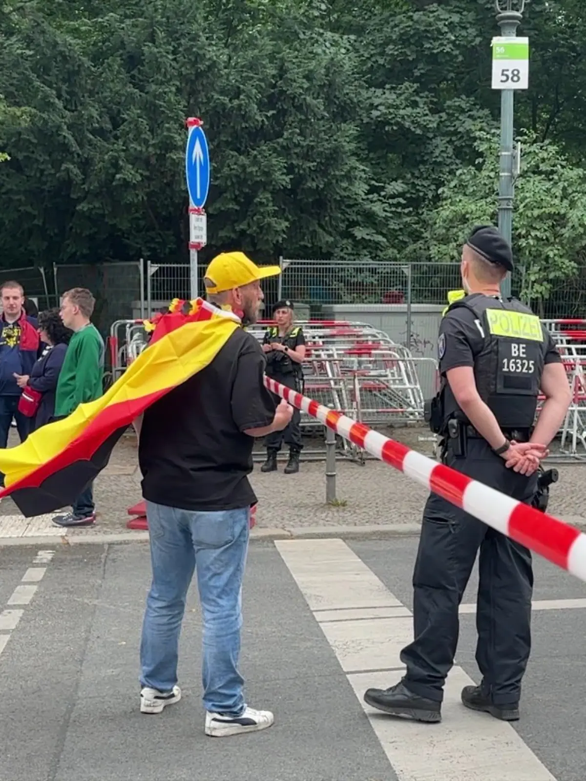 Bild zu: "Fan-Meile geräumt - Polizei gibt Entwarnung! "
