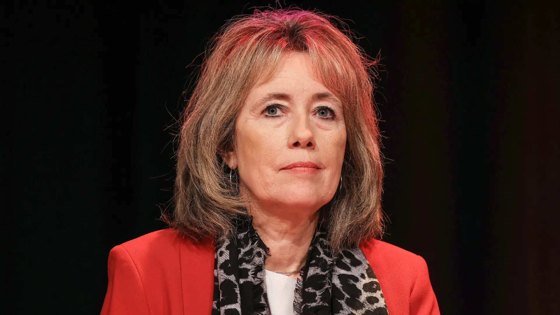 Charlotte Link, Schriftstellerin, spricht bei einer Lesung beim Literaturfestival Lit.Cologne auf der Bühne.