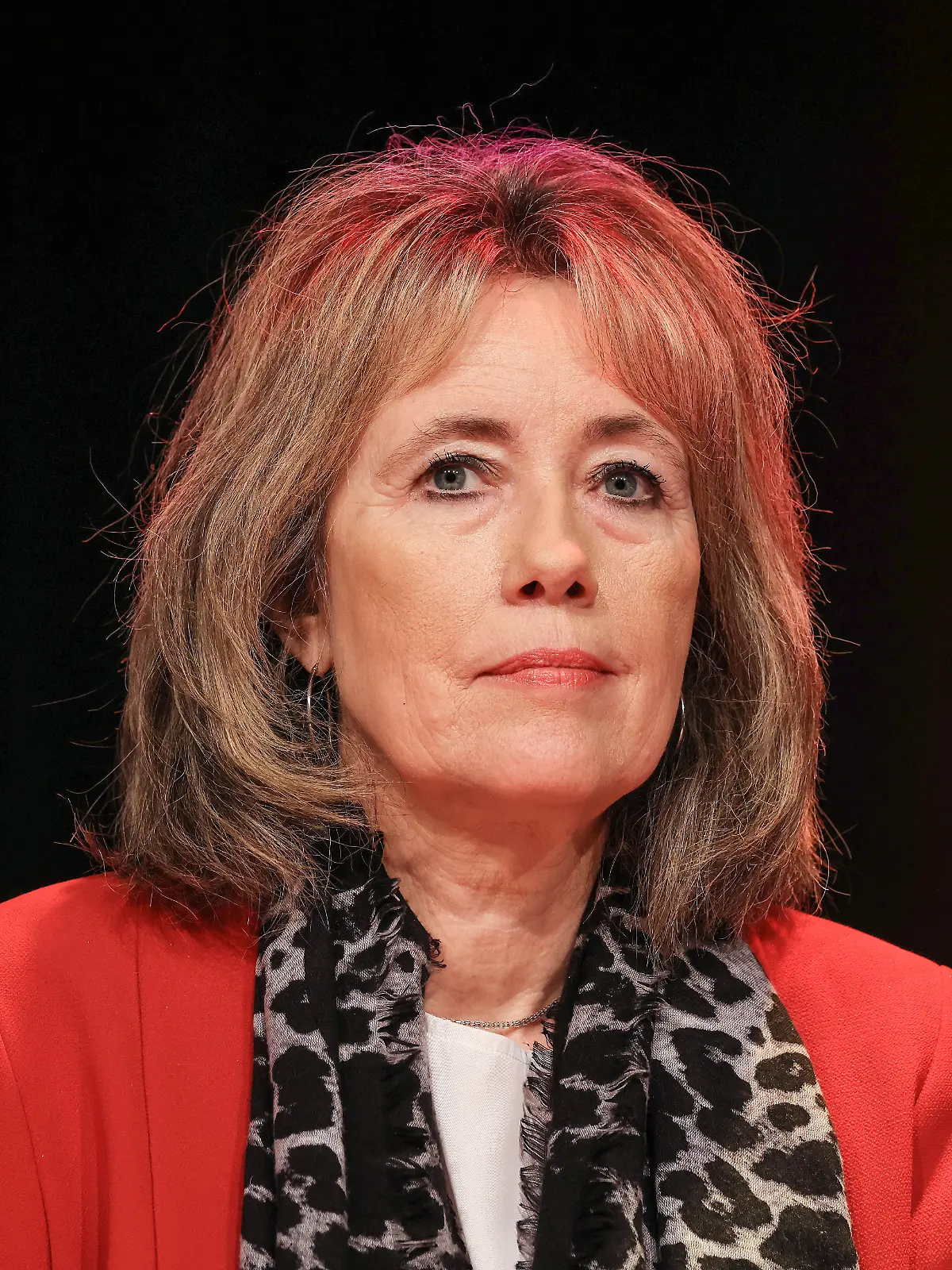 Charlotte Link, Schriftstellerin, spricht bei einer Lesung beim Literaturfestival Lit.Cologne auf der Bühne.