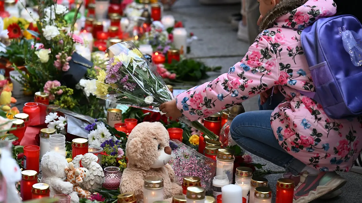 Menschen gedenken in Döbeln der getöteten Valeriia.