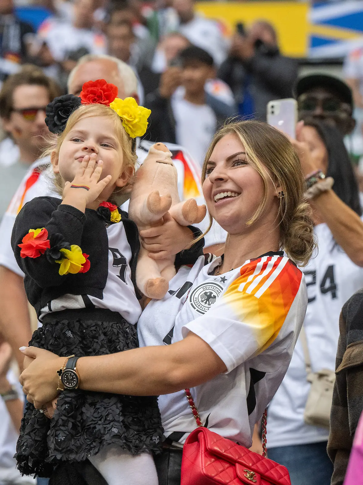 Bild zu: "Nagelsmann lässt Spielerfrauen ins Hotel"