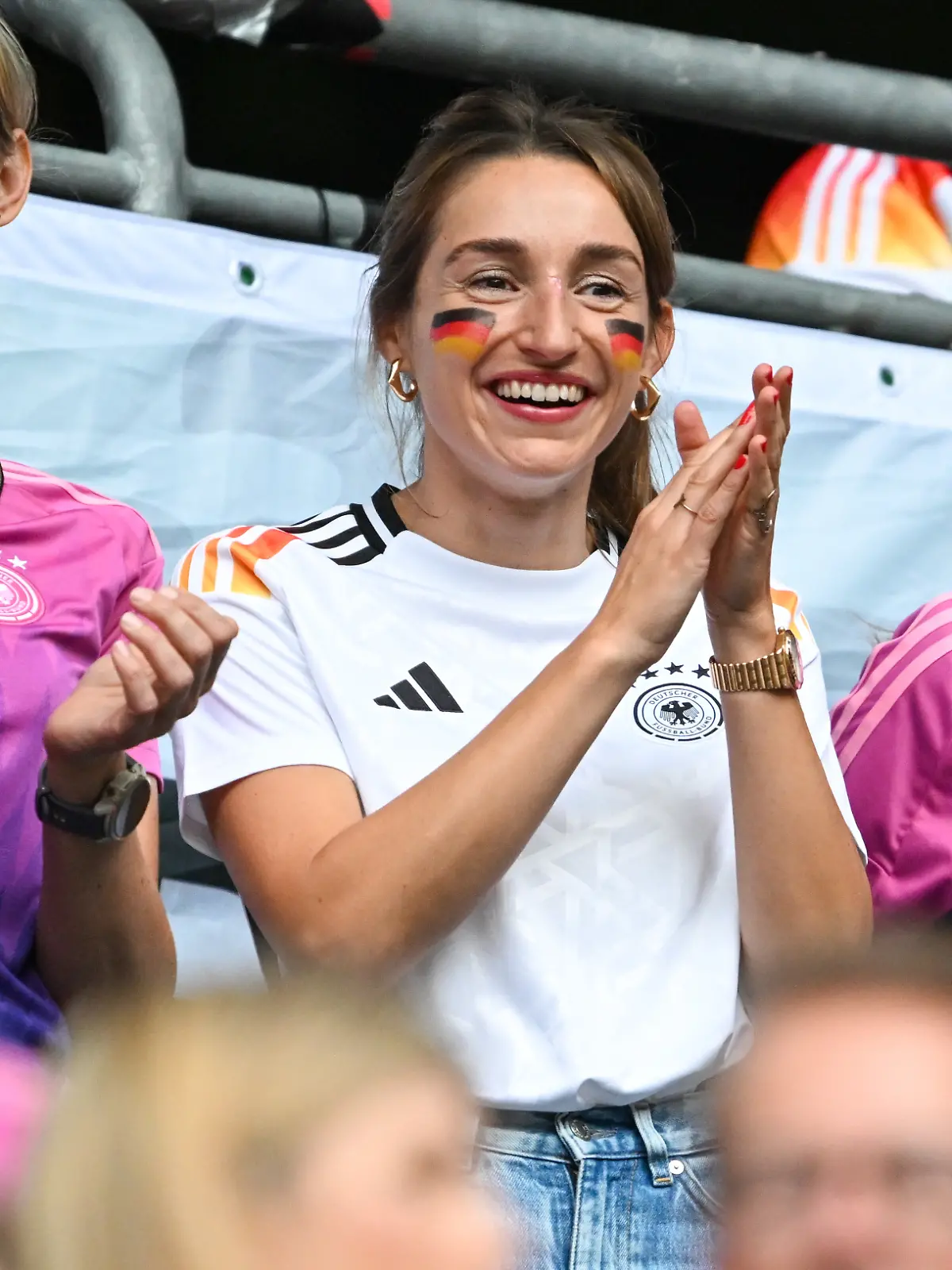 Bild zu: "Familienpower auf der Tribüne"