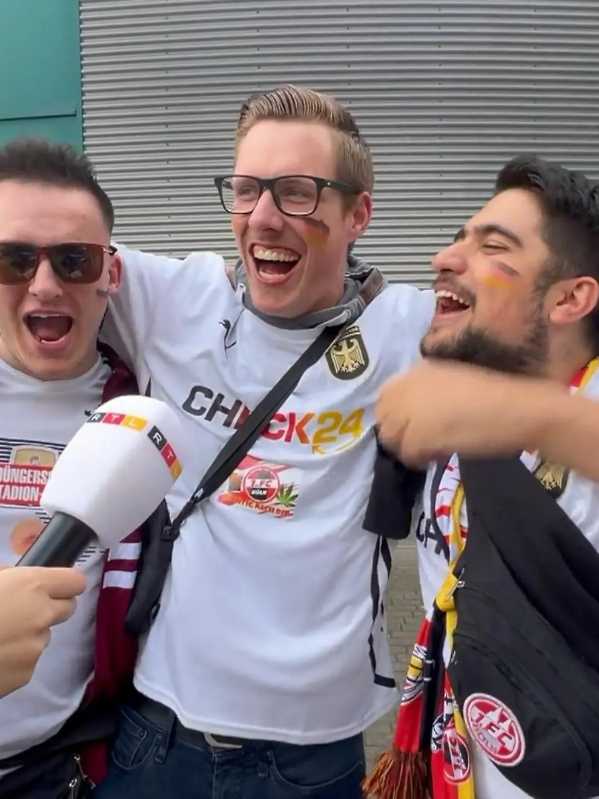 Bild zu: "„Wir kommen ins Halbfinale!“ Deutsche Fans feiern erste EM-Party"