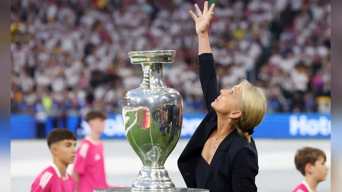 Beckenbauer-Witwe bringt das EM-Stadion zum Weinen