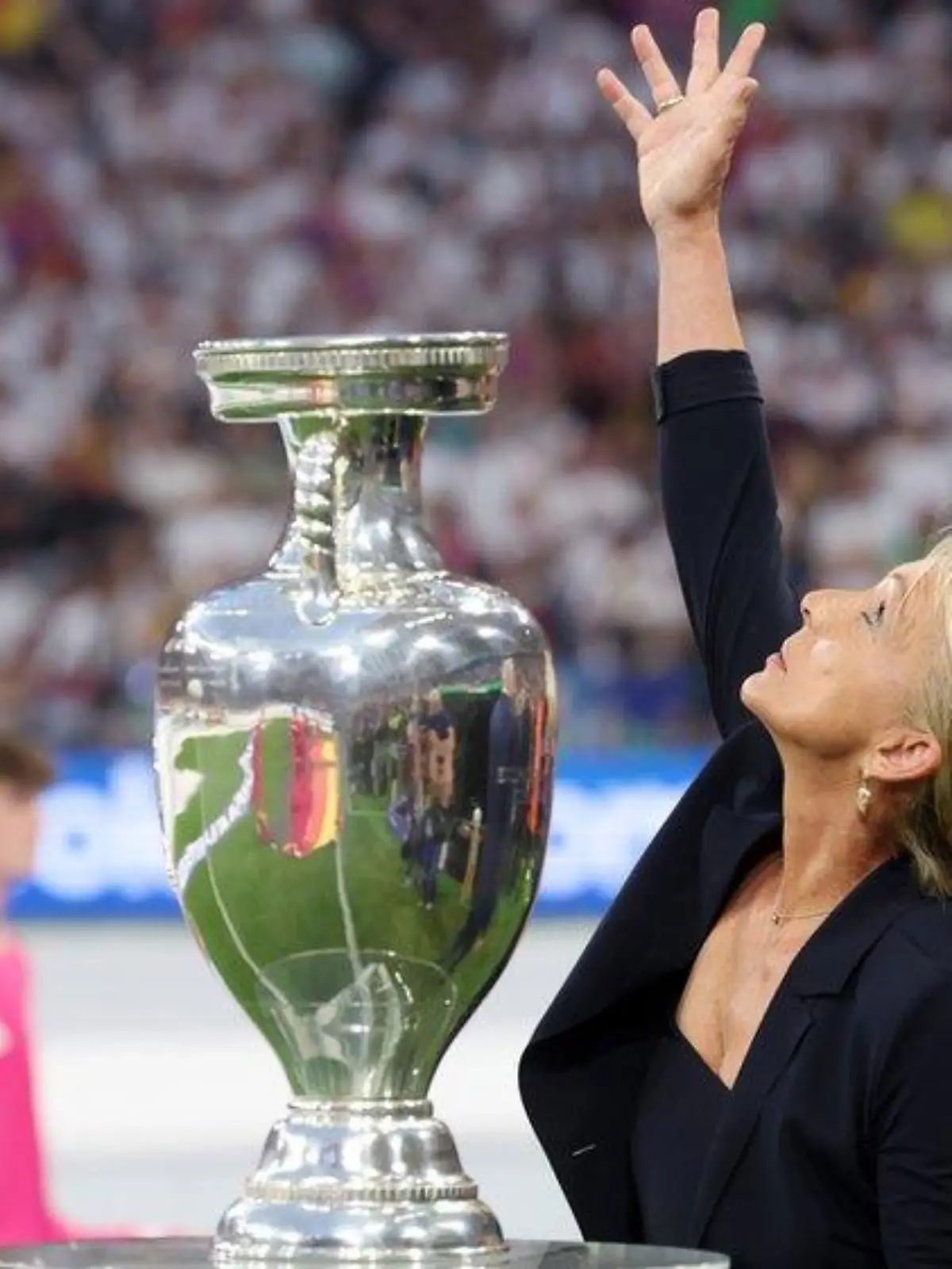 Beckenbauer-Witwe bringt das EM-Stadion zum Weinen