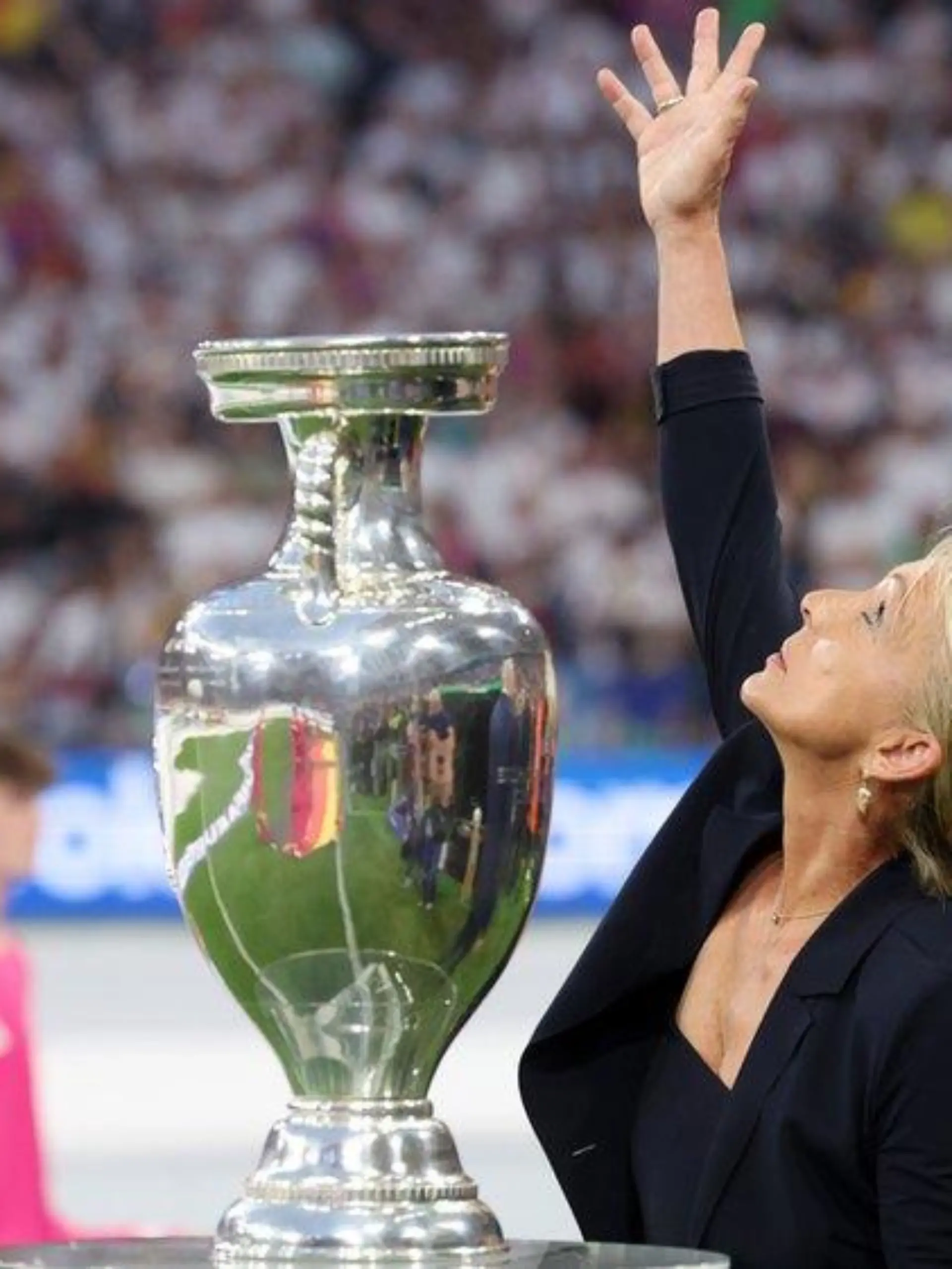 Beckenbauer-Witwe bringt das EM-Stadion zum Weinen