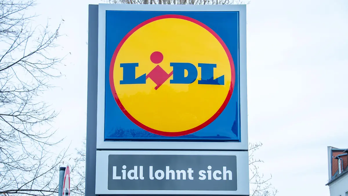 Halle, Deutschland 16. Januar 2022: Im Bild: Hinweisschild Lidl Markt