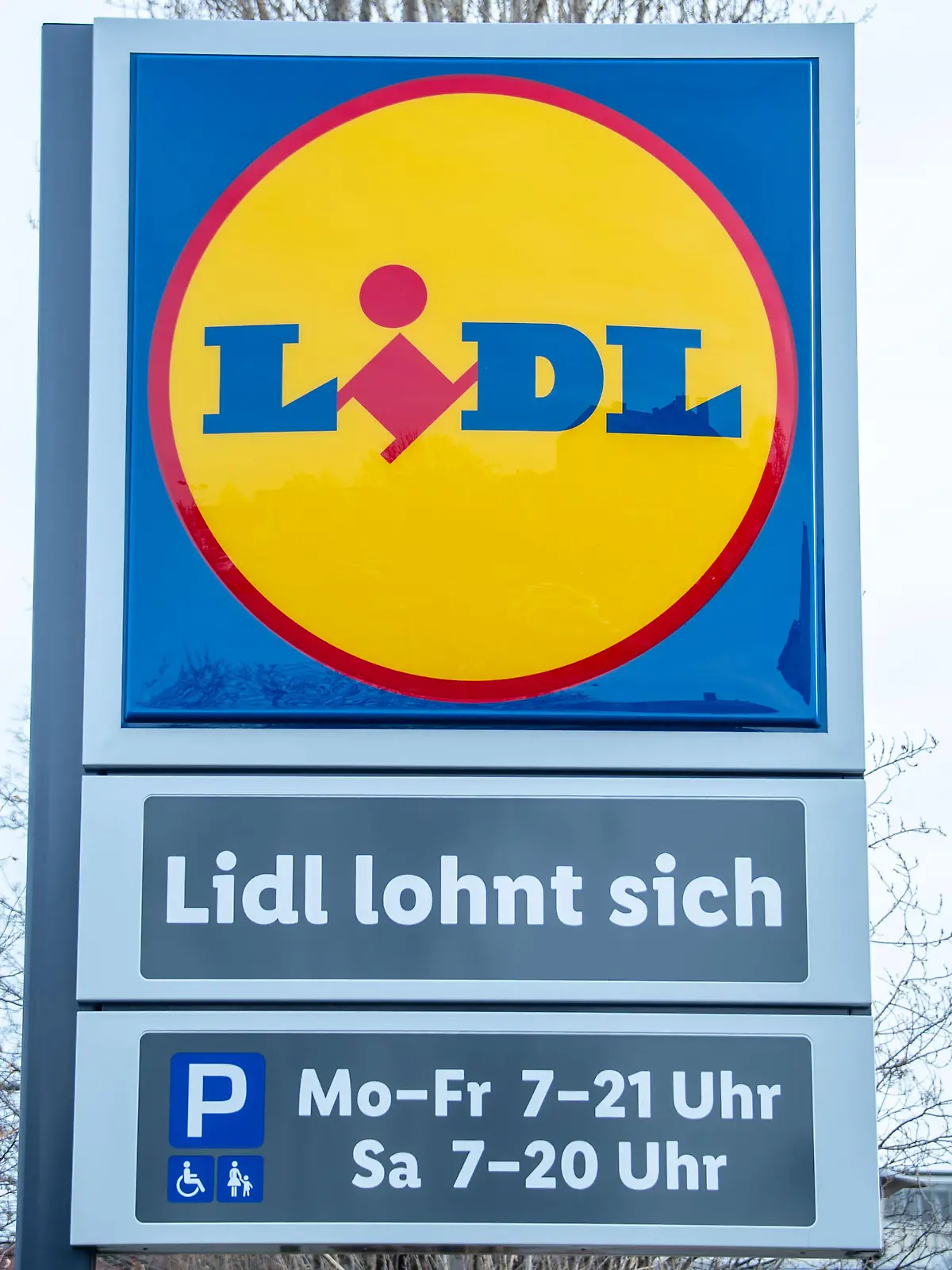 Halle, Deutschland 16. Januar 2022: Im Bild: Hinweisschild Lidl Markt
