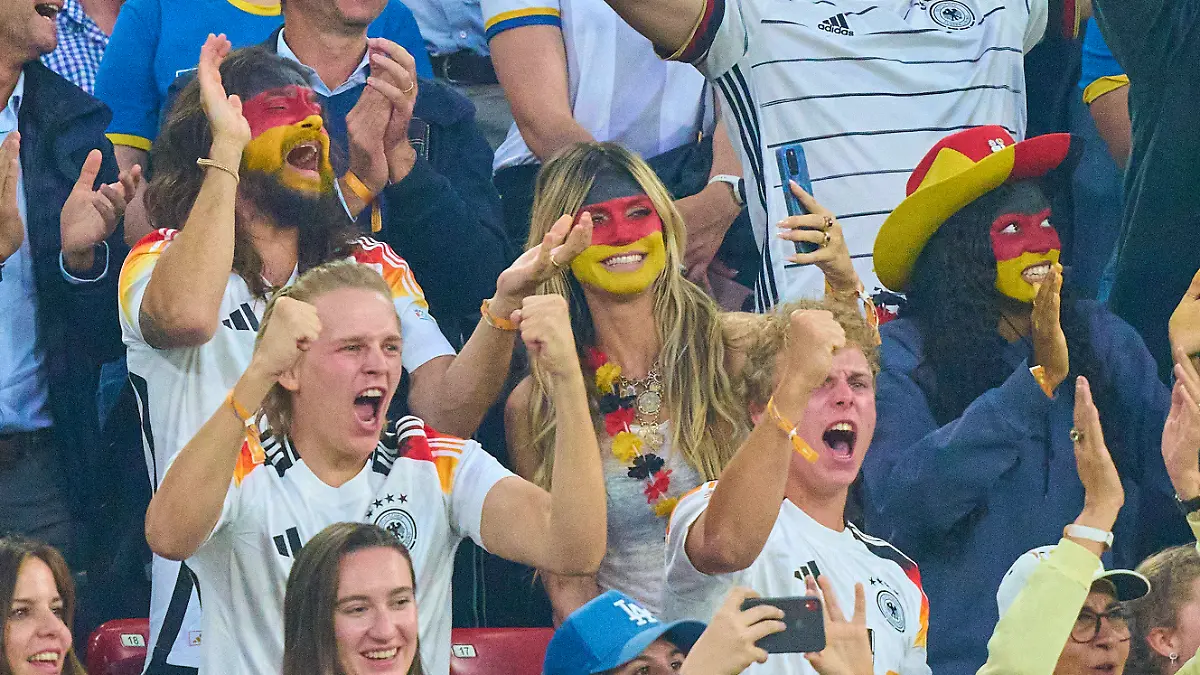 Voll bemalt verfolgen Heidi Klum und Ehemann Tom Kaulitz das Eröffnungsspiel der EM 2024 in München.