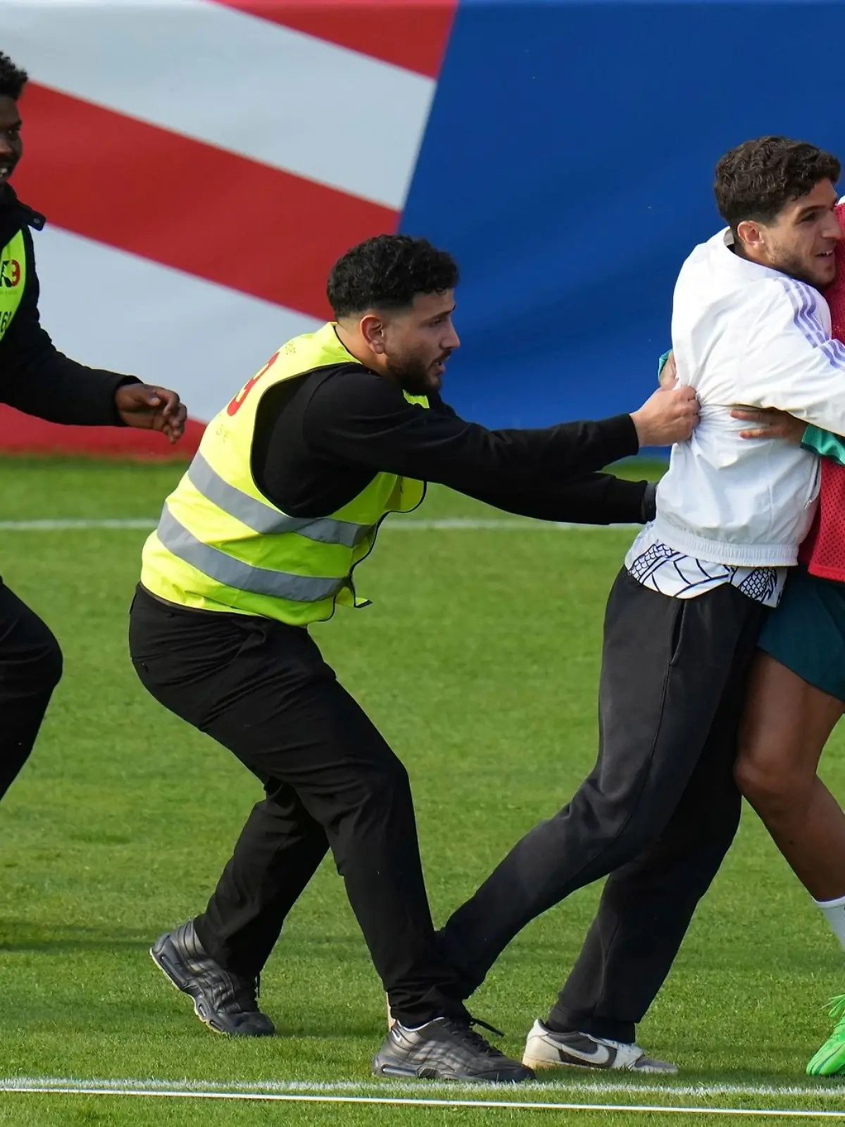 Bild zu: "Flitzer geht Cristiano Ronaldo auf den Senkel"