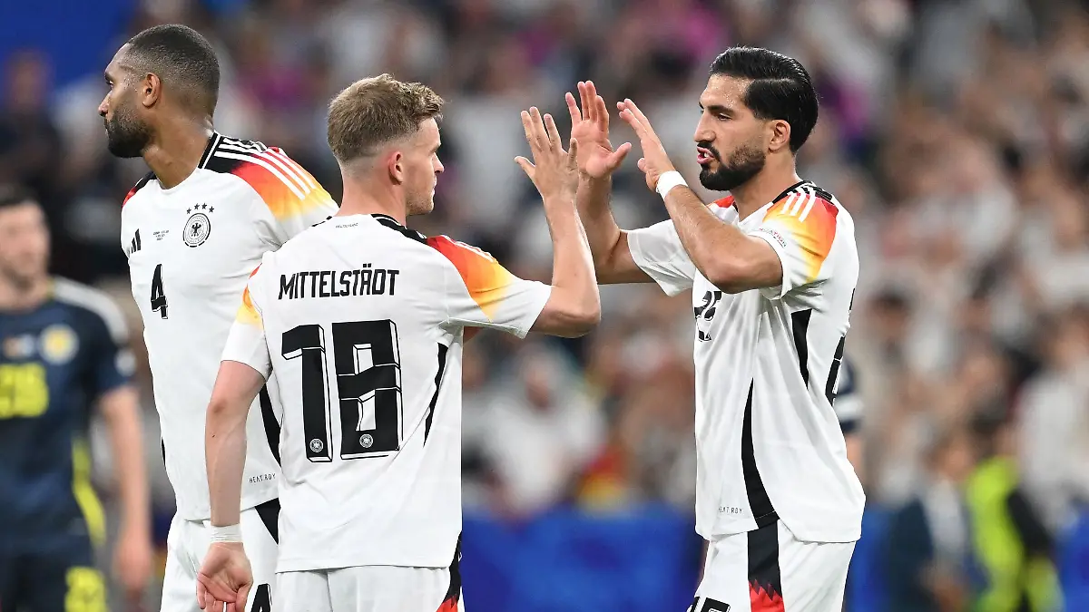 Deutschlands Emre Can (r) und Maximilian Mittelstädt klatschen nach dem Spiel ab.
