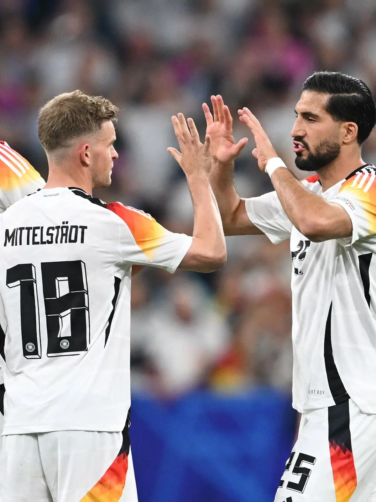 Bild zu: "DFB-Star verrät RTL, welche Frisur er bis heute bereut!"