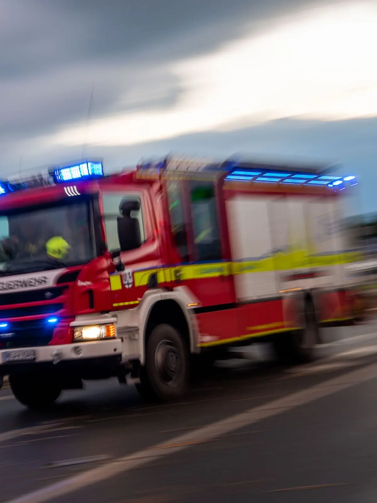 Bild zu: "Heftiger Dachstuhlbrand hält Feuerwehr in Atem"