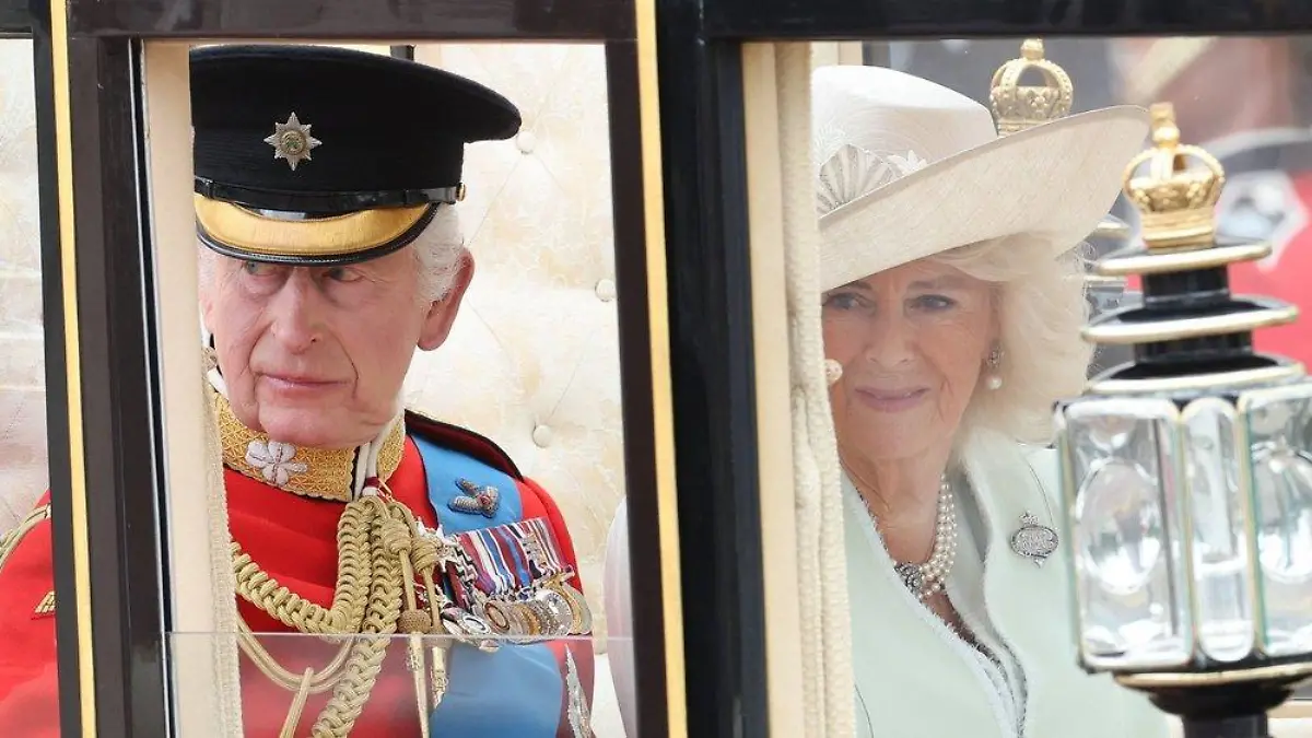 Wind und Wetter: Aber Charles und Camilla meistern Militärparade
