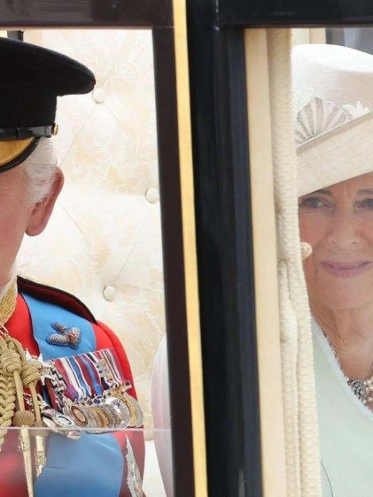 Wind und Wetter: Aber Charles und Camilla meistern Militärparade