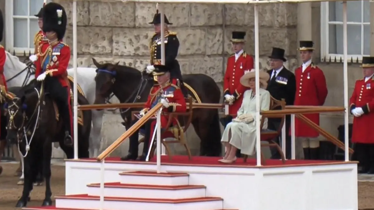 Warum König Charles dieses Jahr NICHT auf dem Pferd sitzt London feiert die Royals