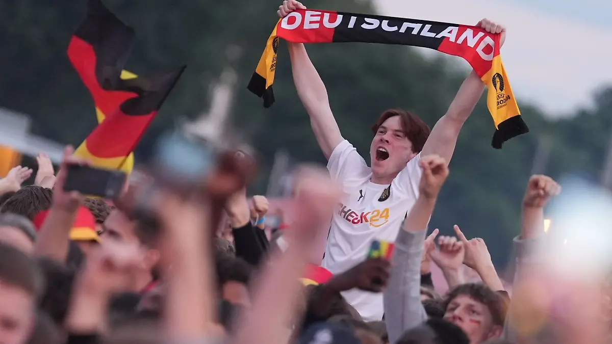 Deutschland-Fans jubeln vor der Leinwand des EM-Fanfestes auf dem Heiligengeistfeld.