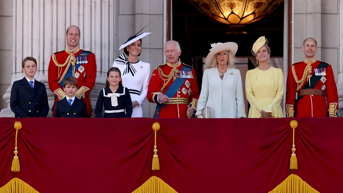 Der Höhepunkt der alljährlichen „Trooping the Colour”-Parade: Der Auftritt der britischen Royals auf dem Balkon des Buckingham Palace.