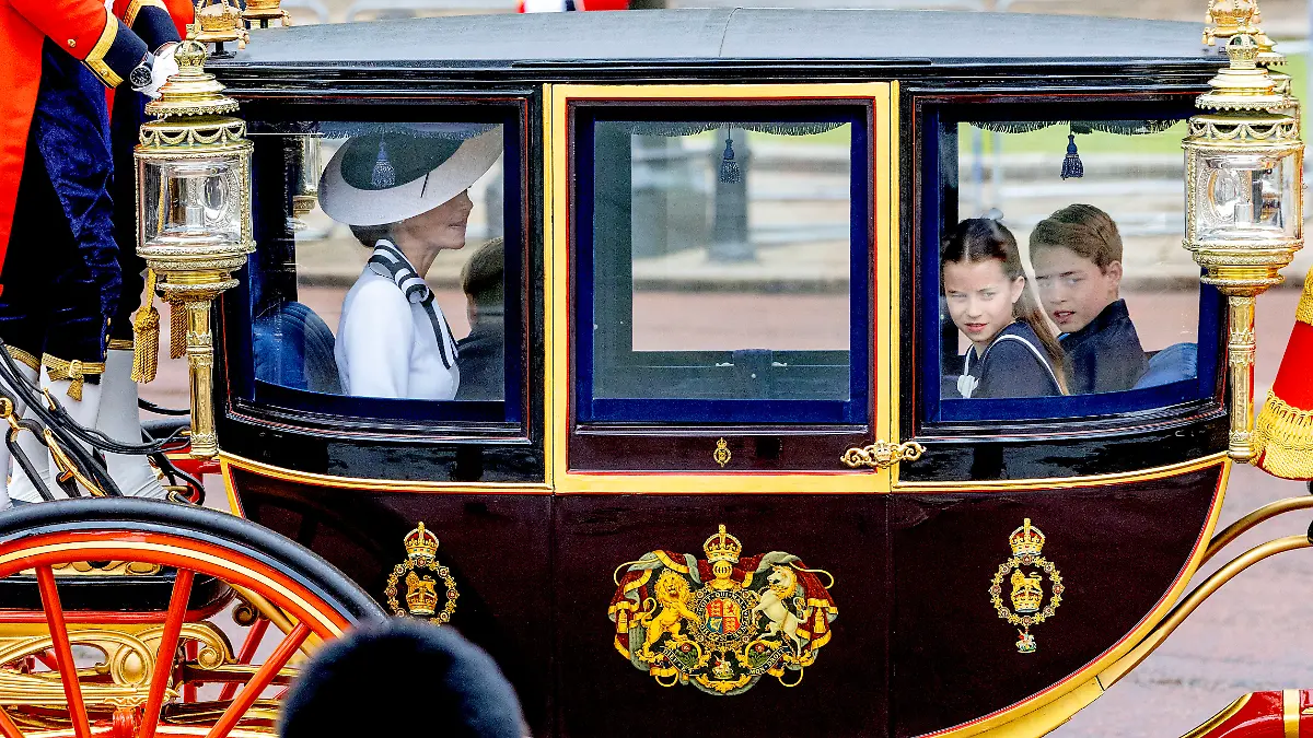 Prinzessin Kate und ihre Kinder sitzen bei „Trooping the Colour” in der Kutsche. 
