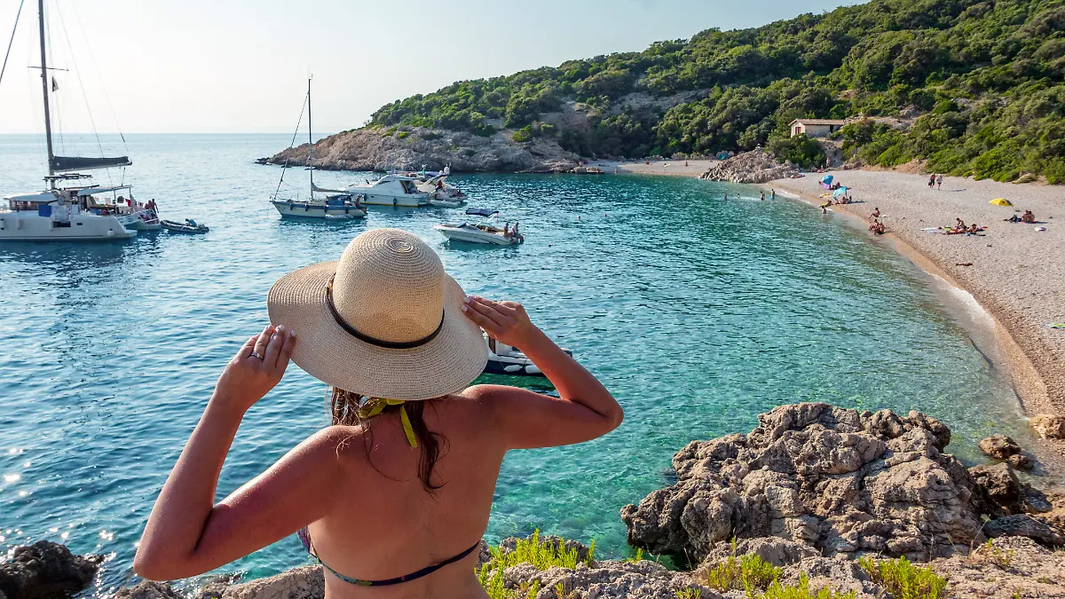 Menschen am Strand in Kroatien: Dort breitet sich derzeit ein fieser Algenteppich aus.