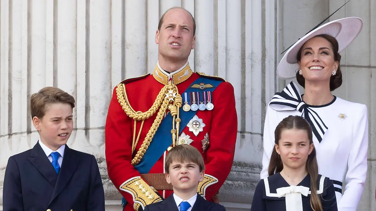 Es ist der Höhepunkt der alljährlichen Militärparade „Trooping the Colour”: der Balkonauftritt der britischen Royals, während die Flugzeuge der Royal Air Force den Buckingham Palast überfliegen.