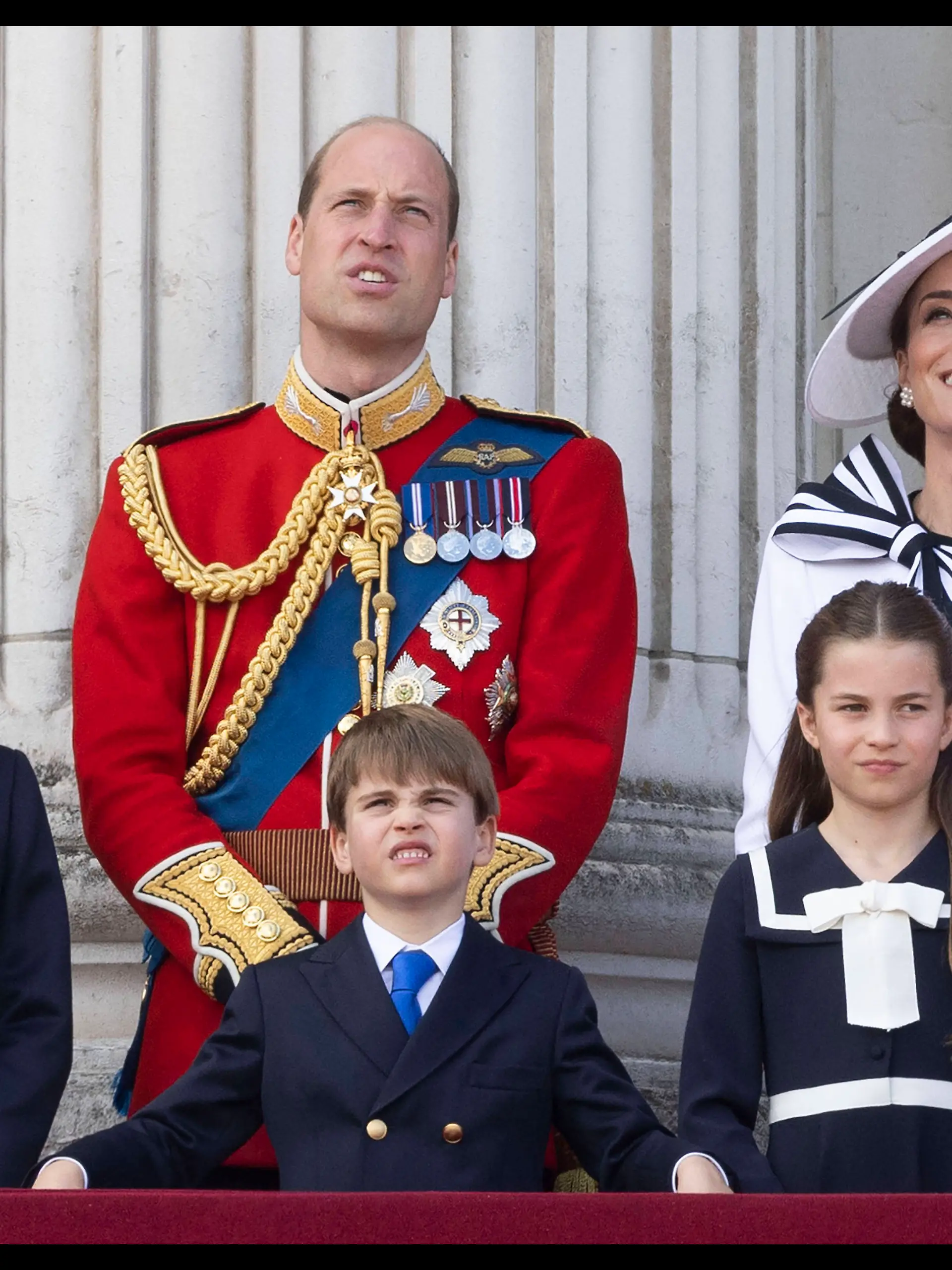 Es ist der Höhepunkt der alljährlichen Militärparade „Trooping the Colour”: der Balkonauftritt der britischen Royals, während die Flugzeuge der Royal Air Force den Buckingham Palast überfliegen.