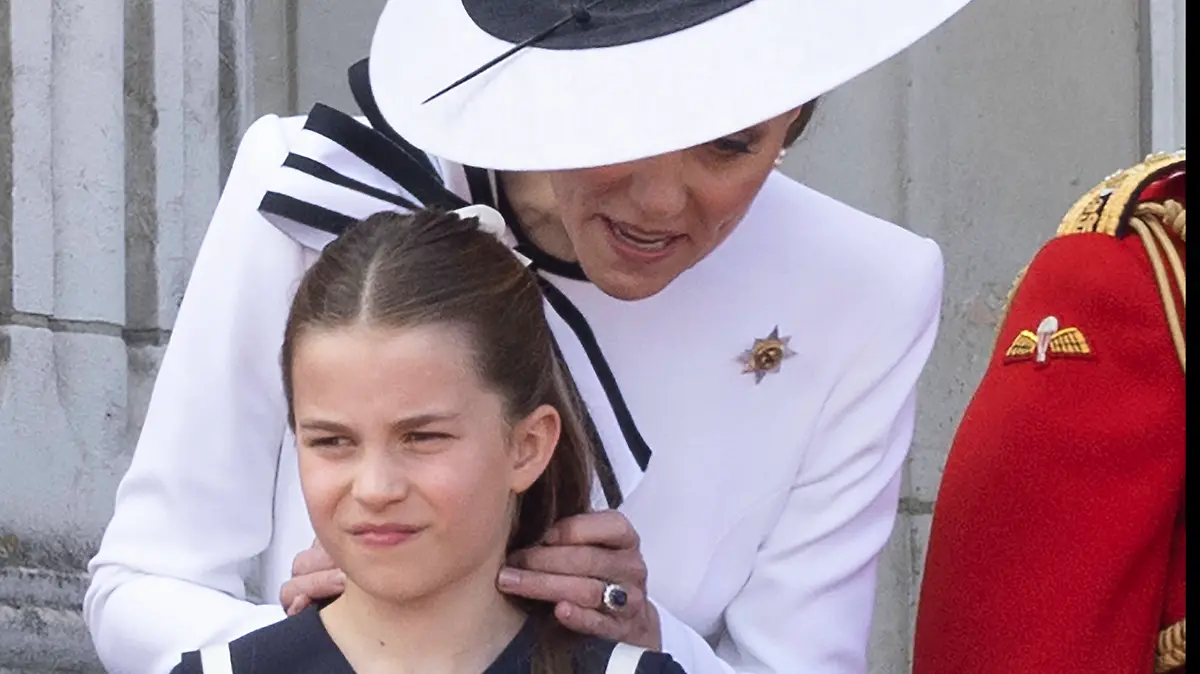 Kleine Gesten, große Wirkung. Prinzessin Kate ließ bei „Trooping the Colour” ihre Kinder Mamas Nähe sichtlich spüren, so wie hier bei Tochter Charlotte.