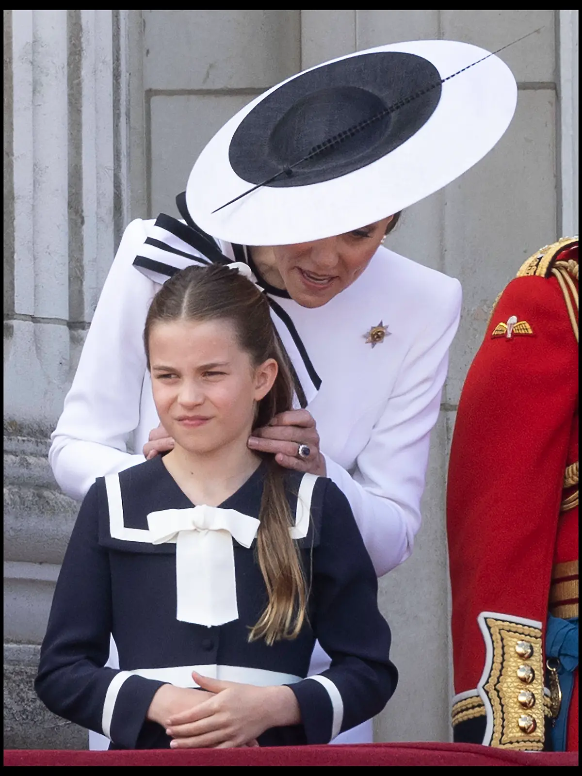 Kleine Gesten, große Wirkung. Prinzessin Kate ließ bei „Trooping the Colour” ihre Kinder Mamas Nähe sichtlich spüren, so wie hier bei Tochter Charlotte.