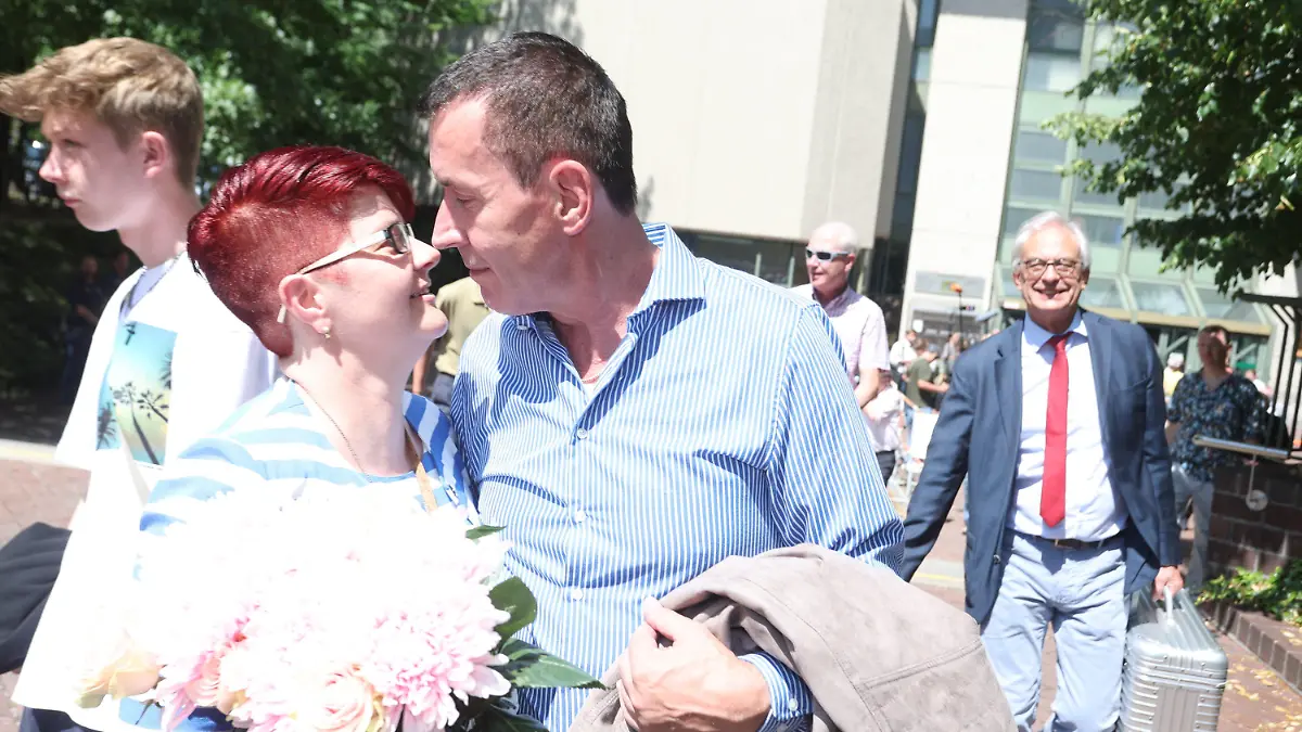 dpatopbilder - 07.07.2023, Bayern, München: Manfred Genditzki steht mit Ehefrau Maria nach der Urteilsverkündung im Wiederaufnahmeverfahren um den sogenannten Badewannen-Mordfall vor dem Gericht. Im Münchner Prozess um den sogenannten Badewannen-Mord von Rottach-Egern ist der angeklagte Manfred Genditzki am Freitag freigesprochen worden. Foto: Karl-Josef Hildenbrand/dpa +++ dpa-Bildfunk +++