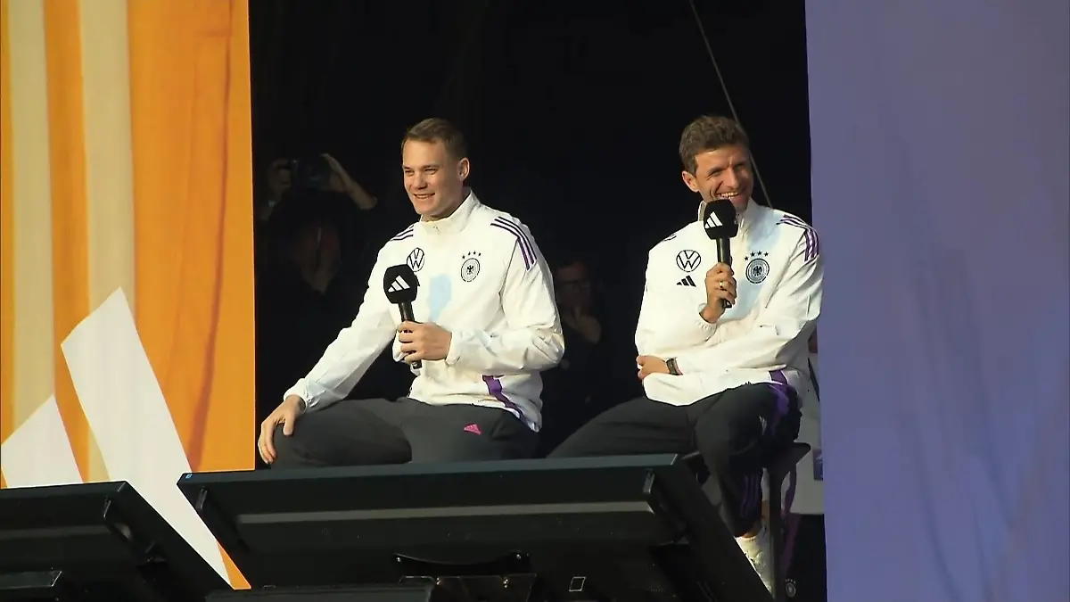 Ausgelassener Müller stimmt Finale-Gesänge an DFB-Stars in bester Laune