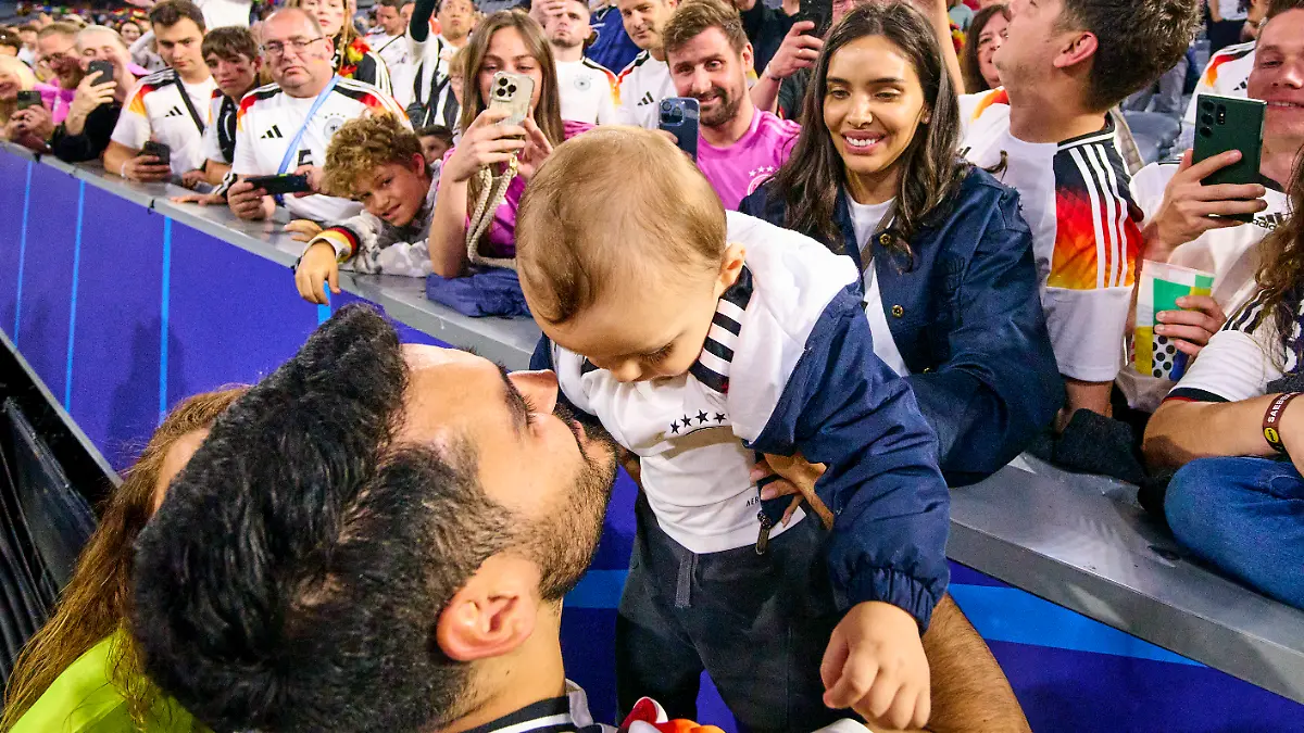 Ilkay Gündogan mit seiner Frau Sara Arfaoui und Sohn Kais.