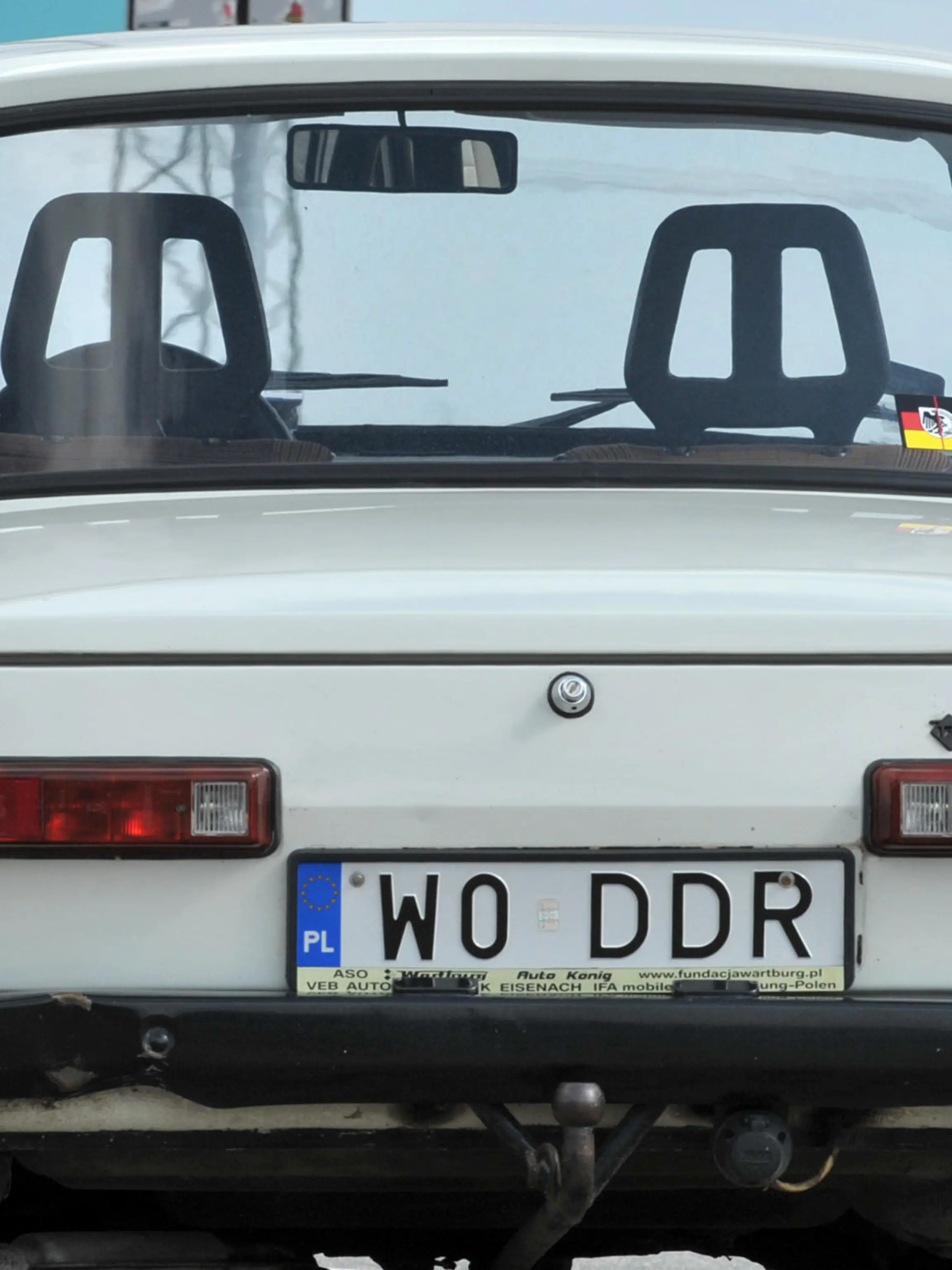 Ein Wartburg 353 steht am 08.08.2012 bei Mellingen auf einem Autobahnrastplatz an der A4. Auf dem polnischen Kennzeichen liest man "WO DDR". Autos mit dem Namen "Wartburg" wurden von 1956 bis 1991 im VEB Automobilwerk Eisenach gefertigt. Foto: Martin Schutt