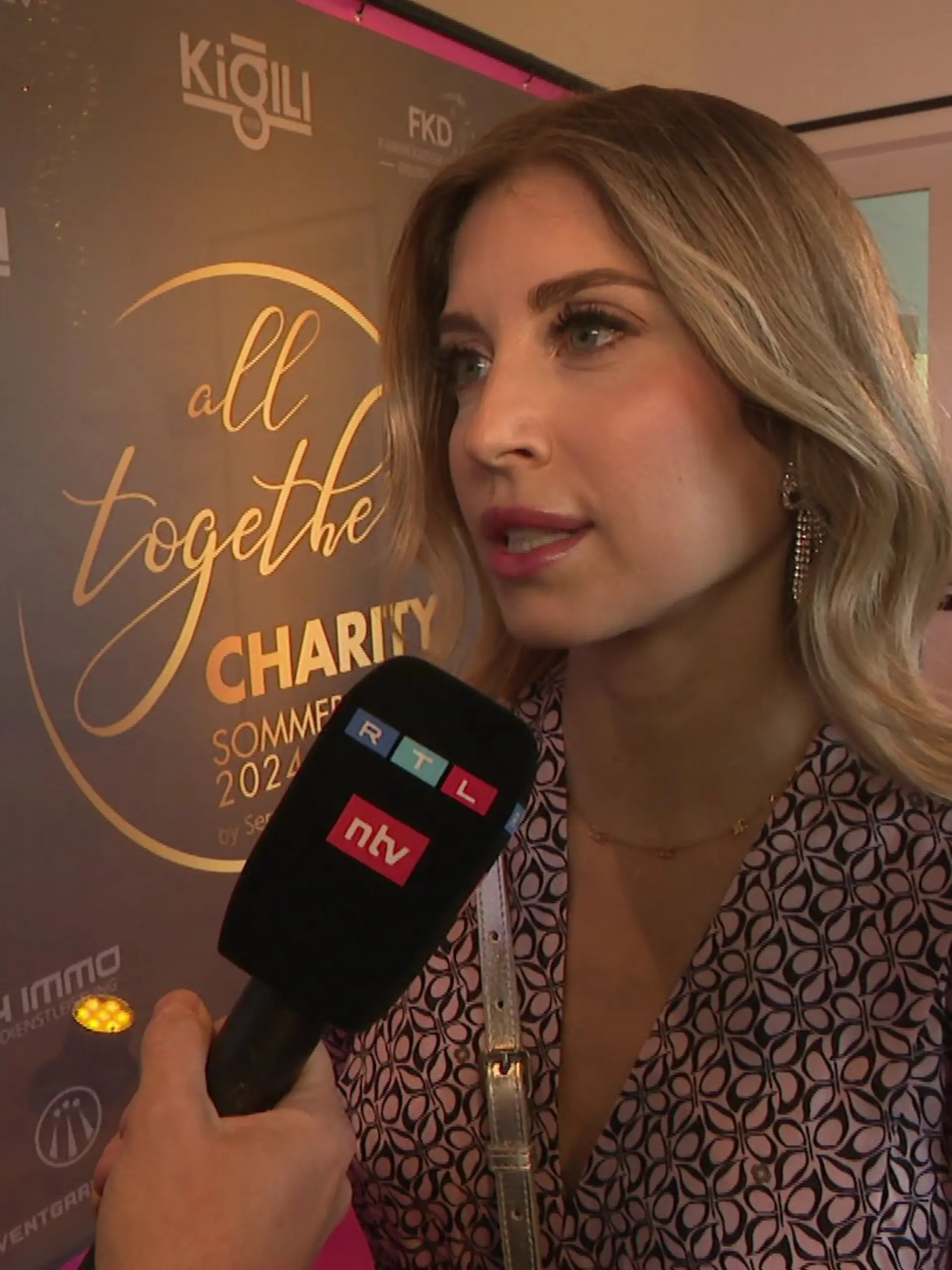 Cathy Hummels berichtet von dem Stalking-Angriff auf ihr eigenes Haus in München.