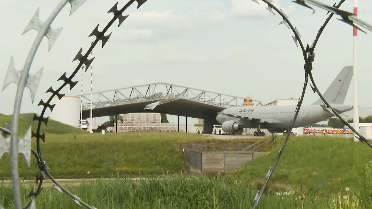 19.05.2022, Hamburg: Der Airbus A310 MedEvac rollt auf dem Flughafen in Hamburg-Fuhlsbüttel. Das Spezialflugzeug der Bundeswehr hat Dutzende Kriegsverletzte aus der Ukraine nach Norddeutschland gebracht. Foto: -/dpa-TNN/dpa +++ dpa-Bildfunk +++