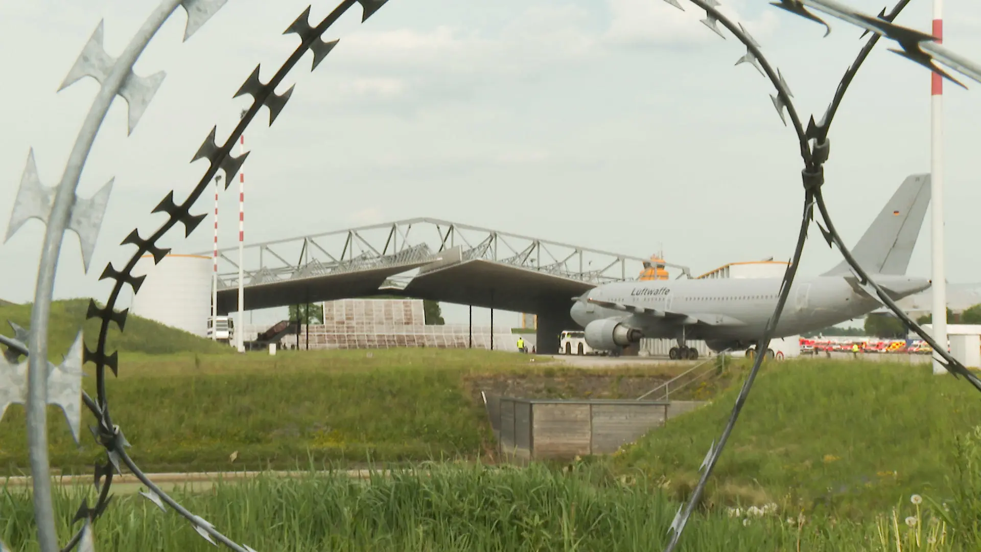 19.05.2022, Hamburg: Der Airbus A310 MedEvac rollt auf dem Flughafen in Hamburg-Fuhlsbüttel. Das Spezialflugzeug der Bundeswehr hat Dutzende Kriegsverletzte aus der Ukraine nach Norddeutschland gebracht. Foto: -/dpa-TNN/dpa +++ dpa-Bildfunk +++