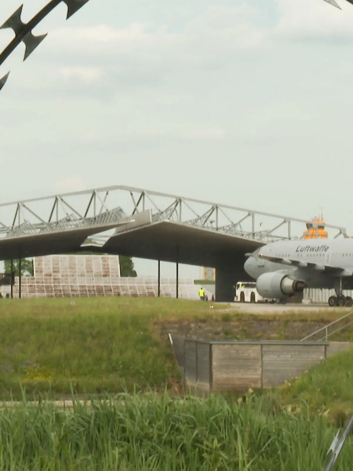 19.05.2022, Hamburg: Der Airbus A310 MedEvac rollt auf dem Flughafen in Hamburg-Fuhlsbüttel. Das Spezialflugzeug der Bundeswehr hat Dutzende Kriegsverletzte aus der Ukraine nach Norddeutschland gebracht. Foto: -/dpa-TNN/dpa +++ dpa-Bildfunk +++