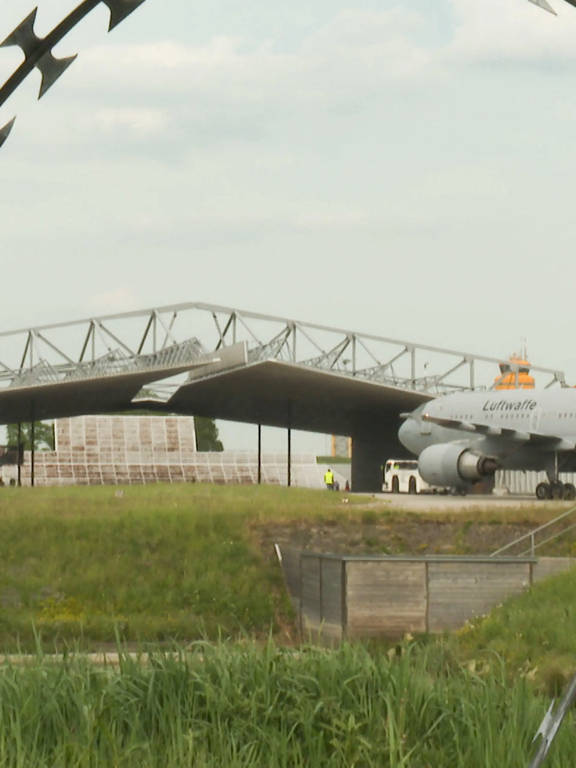 19.05.2022, Hamburg: Der Airbus A310 MedEvac rollt auf dem Flughafen in Hamburg-Fuhlsbüttel. Das Spezialflugzeug der Bundeswehr hat Dutzende Kriegsverletzte aus der Ukraine nach Norddeutschland gebracht. Foto: -/dpa-TNN/dpa +++ dpa-Bildfunk +++