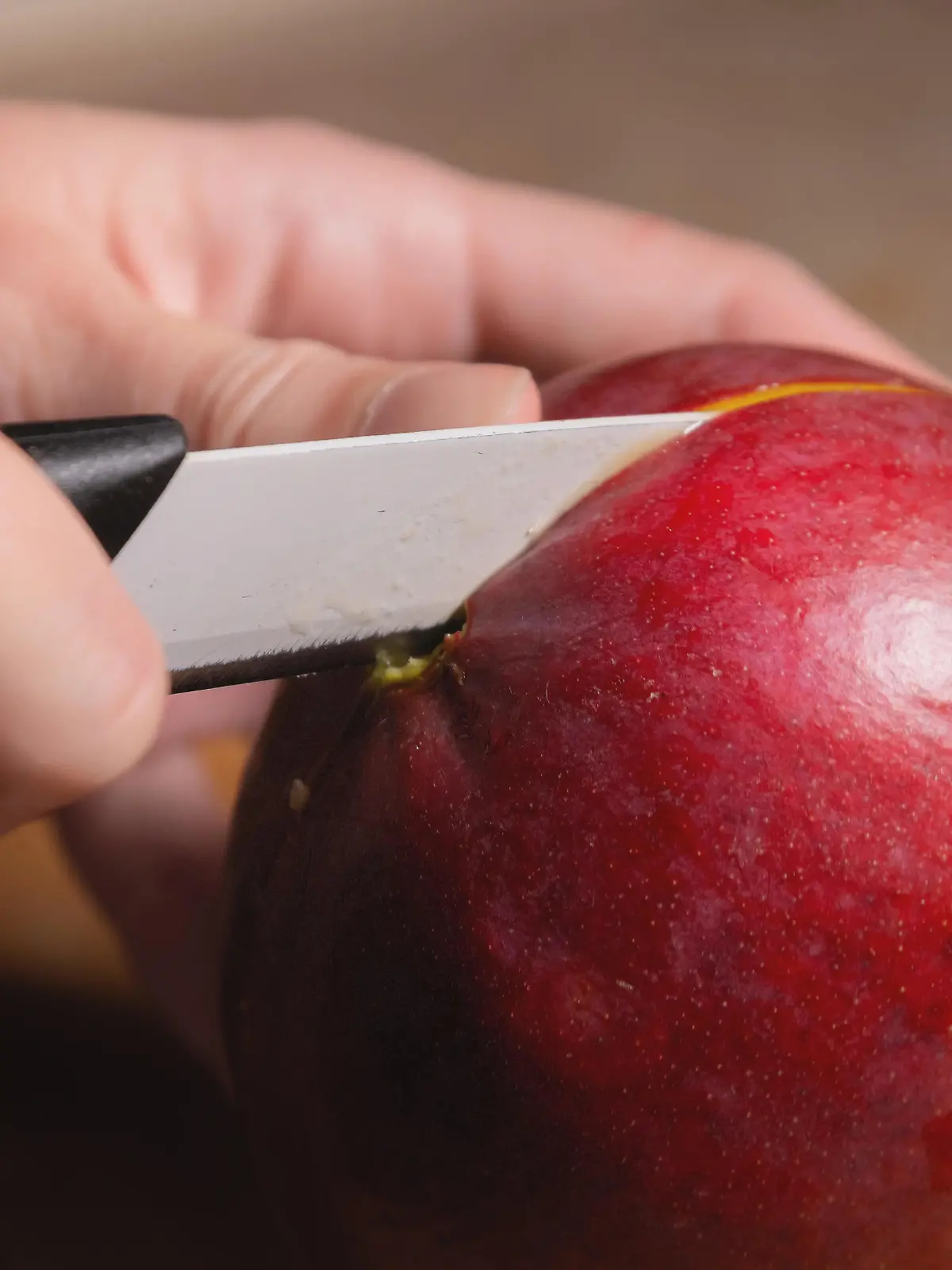 Mann schneidet Mango