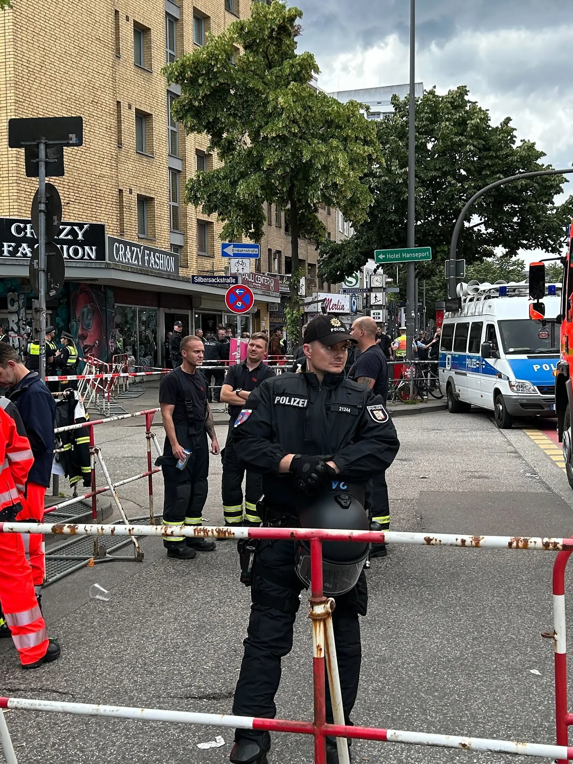 Die Polizei sperrt nach der Attacke einen Bereich nahe der Reeperbahn ab.