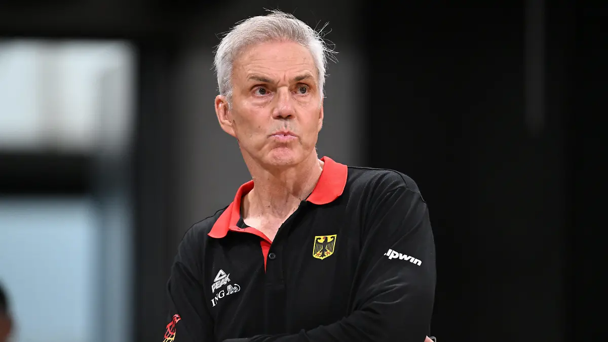 ARCHIV - 12.08.2023, Hamburg: Basketball: Supercup, Deutschland - China, Halbfinale, edel-optics.de Arena. Deutschlands Bundestrainer Gordon Herbert steht am Spielfeldrand. (zu dpa: ««Alkohol half, zu vergessen»: Herbert spricht über Depressionen») Foto: Daniel Reinhardt/dpa +++ dpa-Bildfunk +++