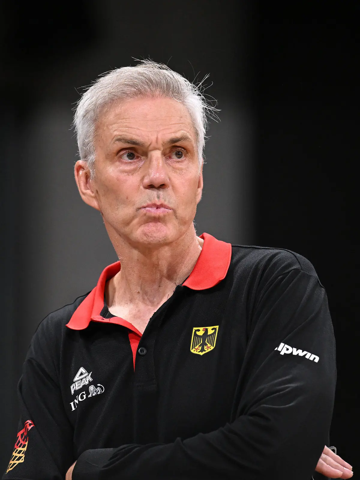 ARCHIV - 12.08.2023, Hamburg: Basketball: Supercup, Deutschland - China, Halbfinale, edel-optics.de Arena. Deutschlands Bundestrainer Gordon Herbert steht am Spielfeldrand. (zu dpa: ««Alkohol half, zu vergessen»: Herbert spricht über Depressionen») Foto: Daniel Reinhardt/dpa +++ dpa-Bildfunk +++