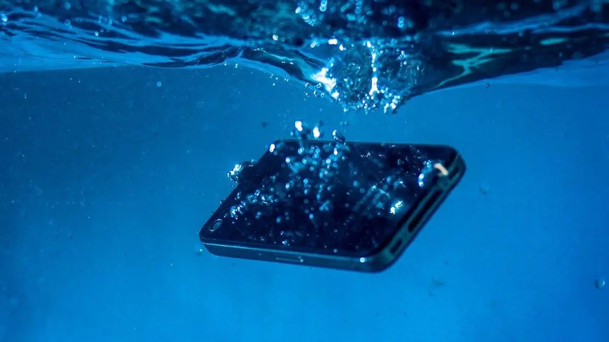So rettet man sein Handy wenn es in den Badesee fällt