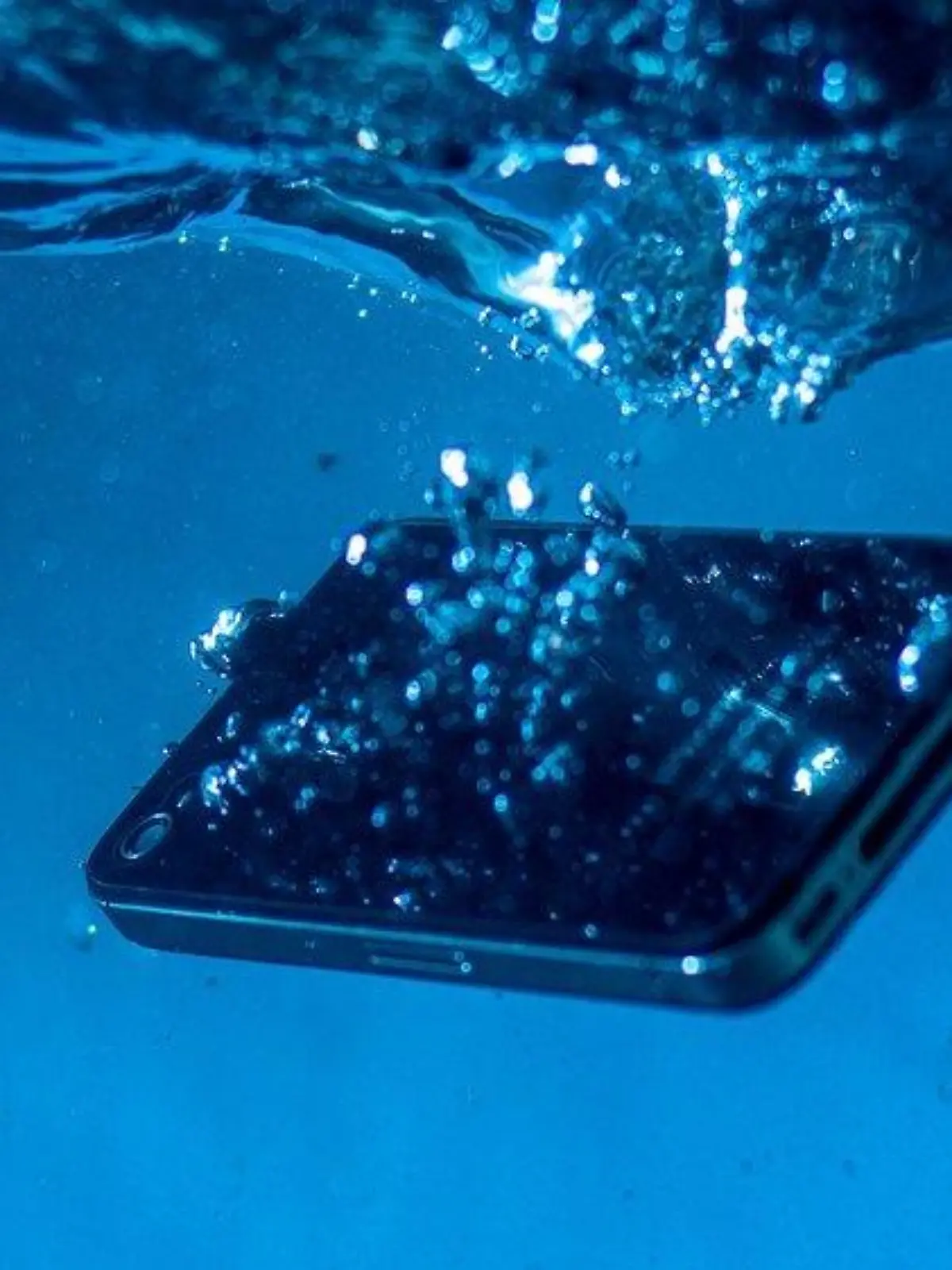 So rettet man sein Handy wenn es in den Badesee fällt