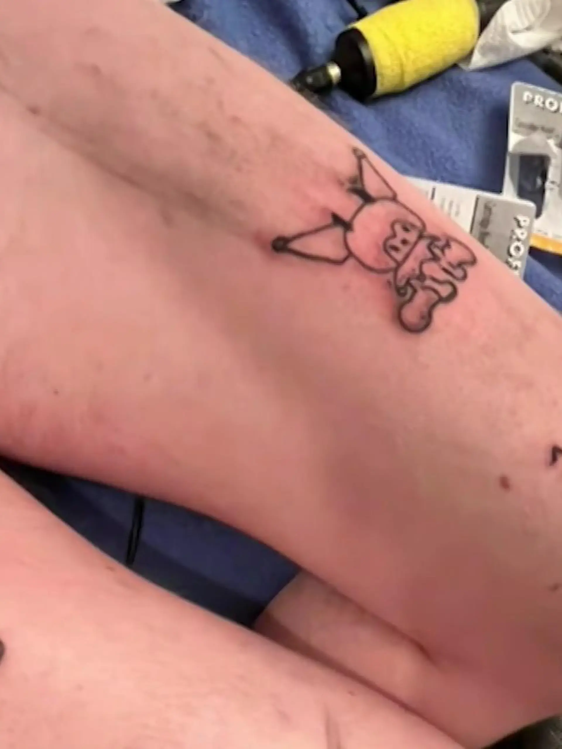 Tattoos selbst stechen, aber zu Hause und mit dem Schnäppchen-
Starter-Set. Der Trend wird auch auf TikTok zelebriert und viele Nutzer posten Tattoo-Videos. RTL zeigt Ihnen, warum Sie sich das besser zweimal überlegen sollten.