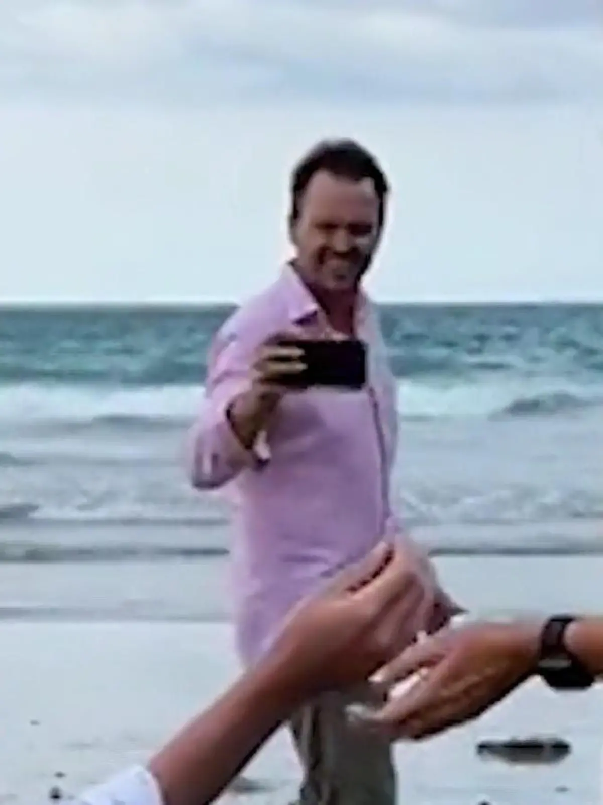 Ein schöner Strand, niemand weit und breit in Sicht – die perfekte Kulisse für ein idyllisches Verlobungsvideo - bis Papa plötzlich im wichtigsten Moment durchs Bild läuft!