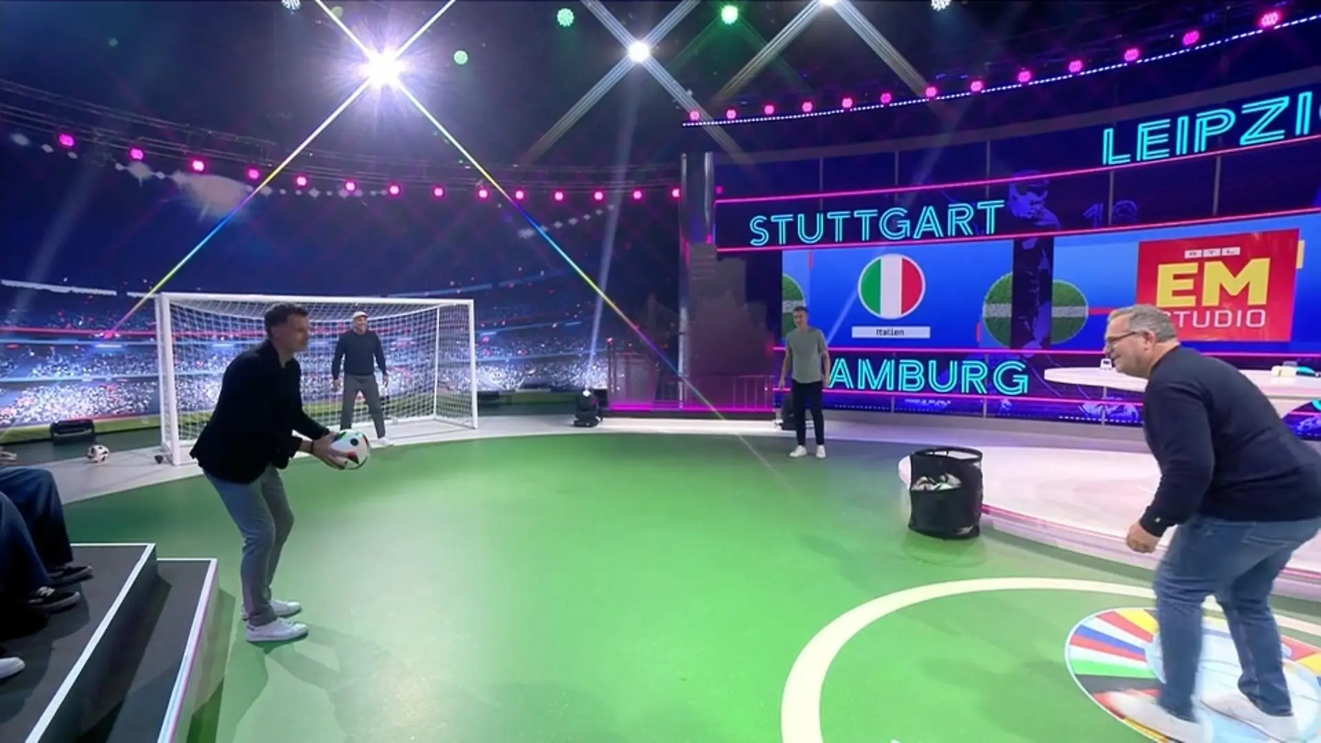 Zwei Ex-Profis und Elton - nur einer trifft Dropkick-Challenge im EM-Studio