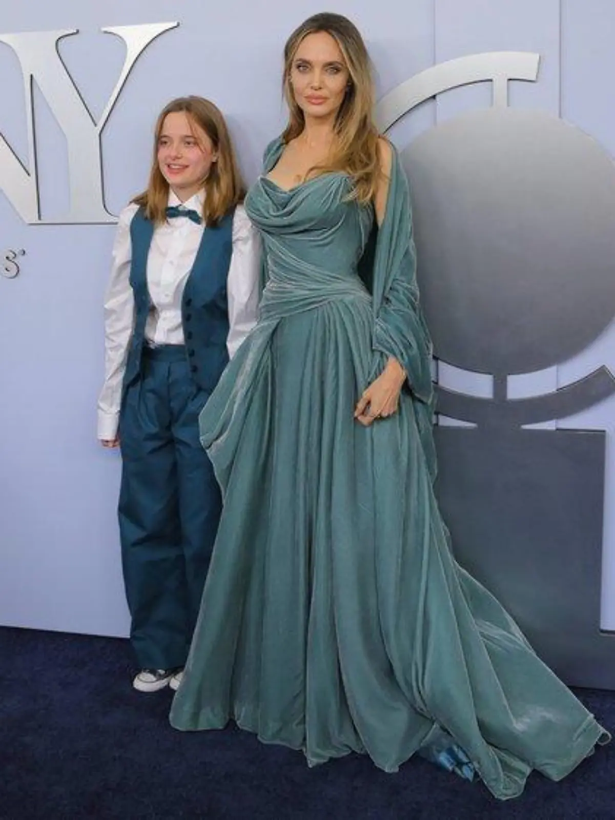 Angelina Jolie begeistert im Partnerlook mit Tochter Vivienne