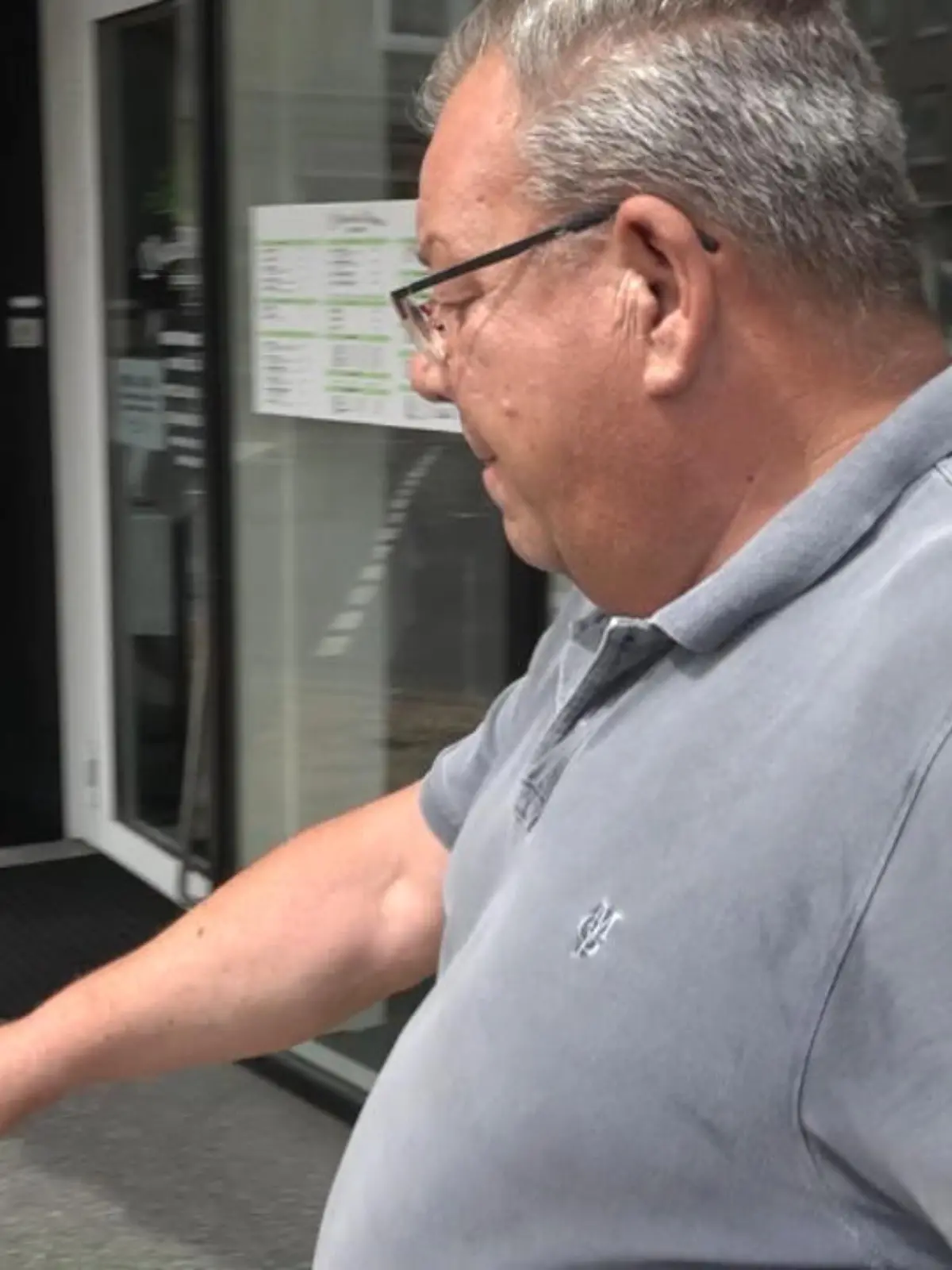 Angst hatte er keine, es wäre intuitiv gewesen: Jörg Dämmig hat am Donnerstag den mutmaßlichen Schützen von Bremerhaven entwaffnet. Er verfolgte den jungen Mann bis er sich vor einem Café hinsetzte. Was er dann getan hat, erklärt er im Video.