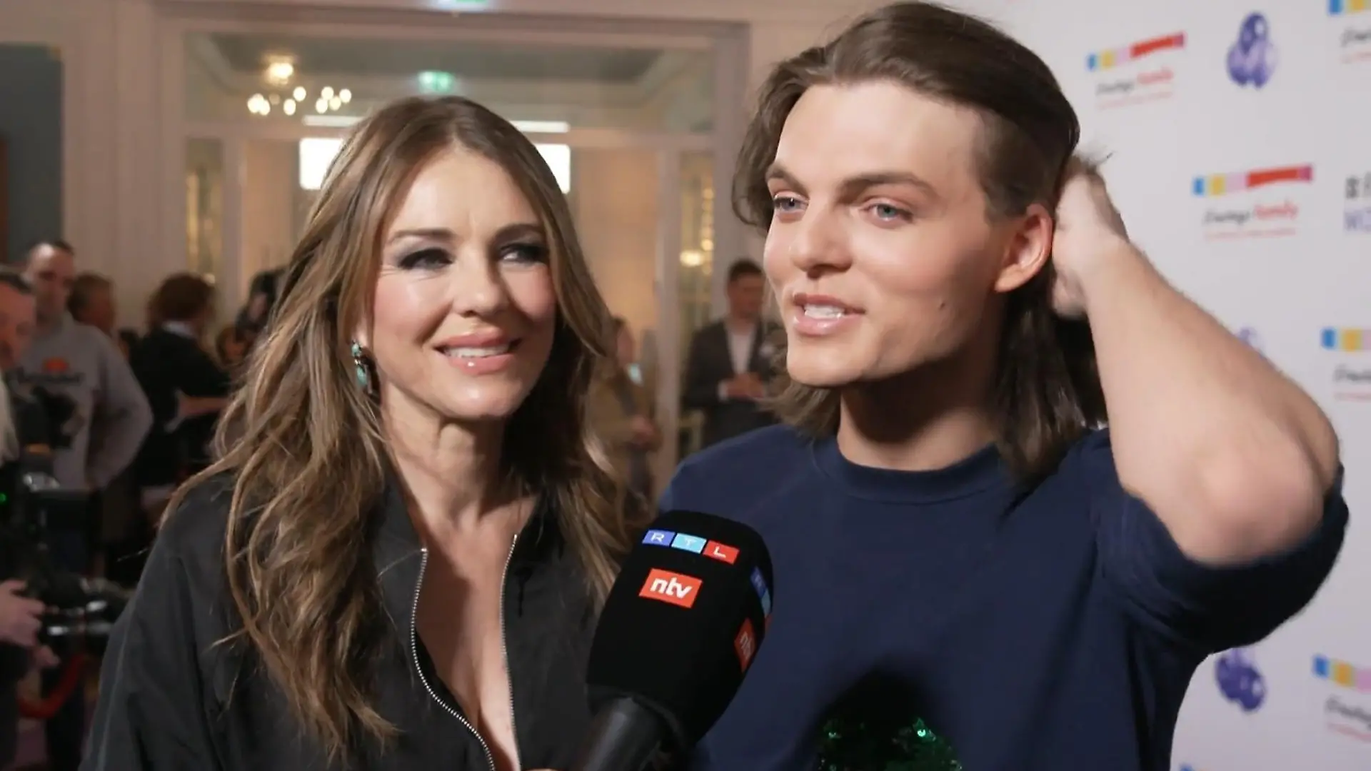 Liz Hurley und Sohn Damian sprechen im RTL-Interview über die Erotik-Szenen